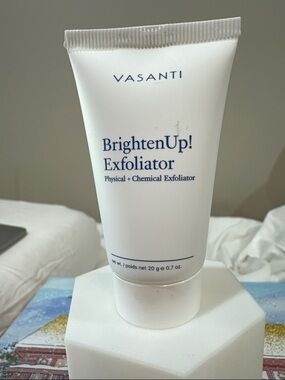 10/$60: Vasanti BrightenUp! Exfoliator 20g BNIB